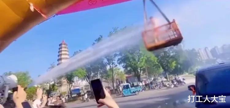 医疗保险 枣庄一新郎婚礼惨被“绿”，被吊起来用水枪呲，网友：太丢人