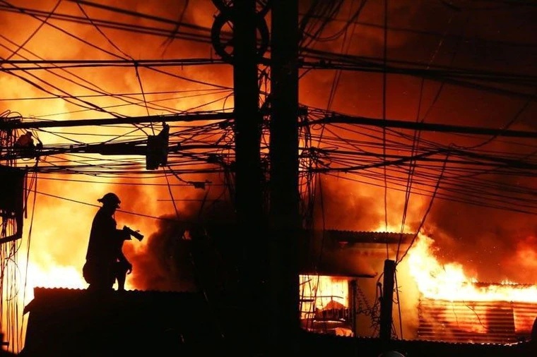 大国将苓 空调插座短路引发大火，母女受困铁窗内，双双葬身火海