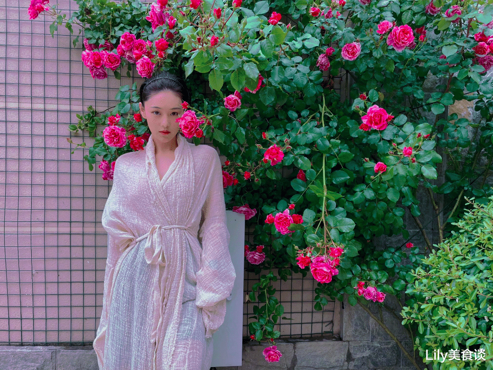 张馨予|张馨予晒自家院子火了，有蔬菜水果还赏花，网友：把生活过成了诗