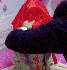 “妹子午睡也要注意形象啊，裙子里那双眼睛都漏出来了，太尴尬了吧！”