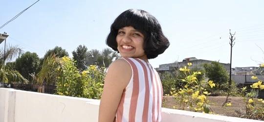 家有三经 印度女孩10多年没剪头发，一度长到2米多，一周才洗一次头