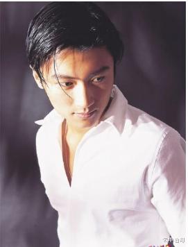 周润发|?39年前，他被刘德华亲过，被周润发抱过，如今成为一代巨星