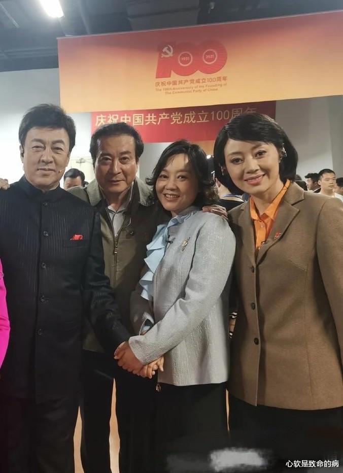 闫妮|明星后台合影个个真实，闫妮皮肤蜡黄脸盘子大，都是营销的漂亮！