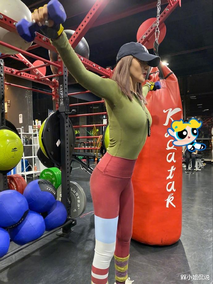 谭维维|谭维维真是自信满满，穿贴身无痕套装健身，细腰长腿都用不着P图