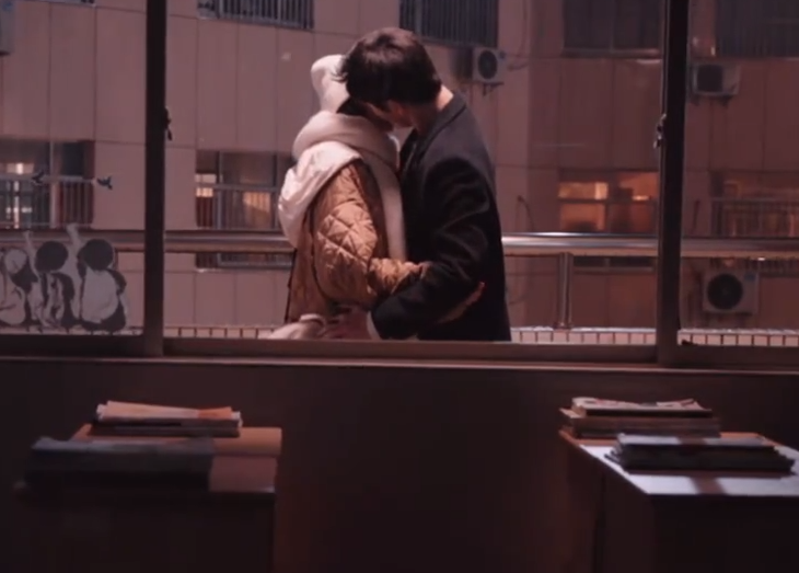 乔晶晶|杨洋太会“亲”了，荣耀夫妇吻戏高能撒糖，连看3遍片花不过瘾