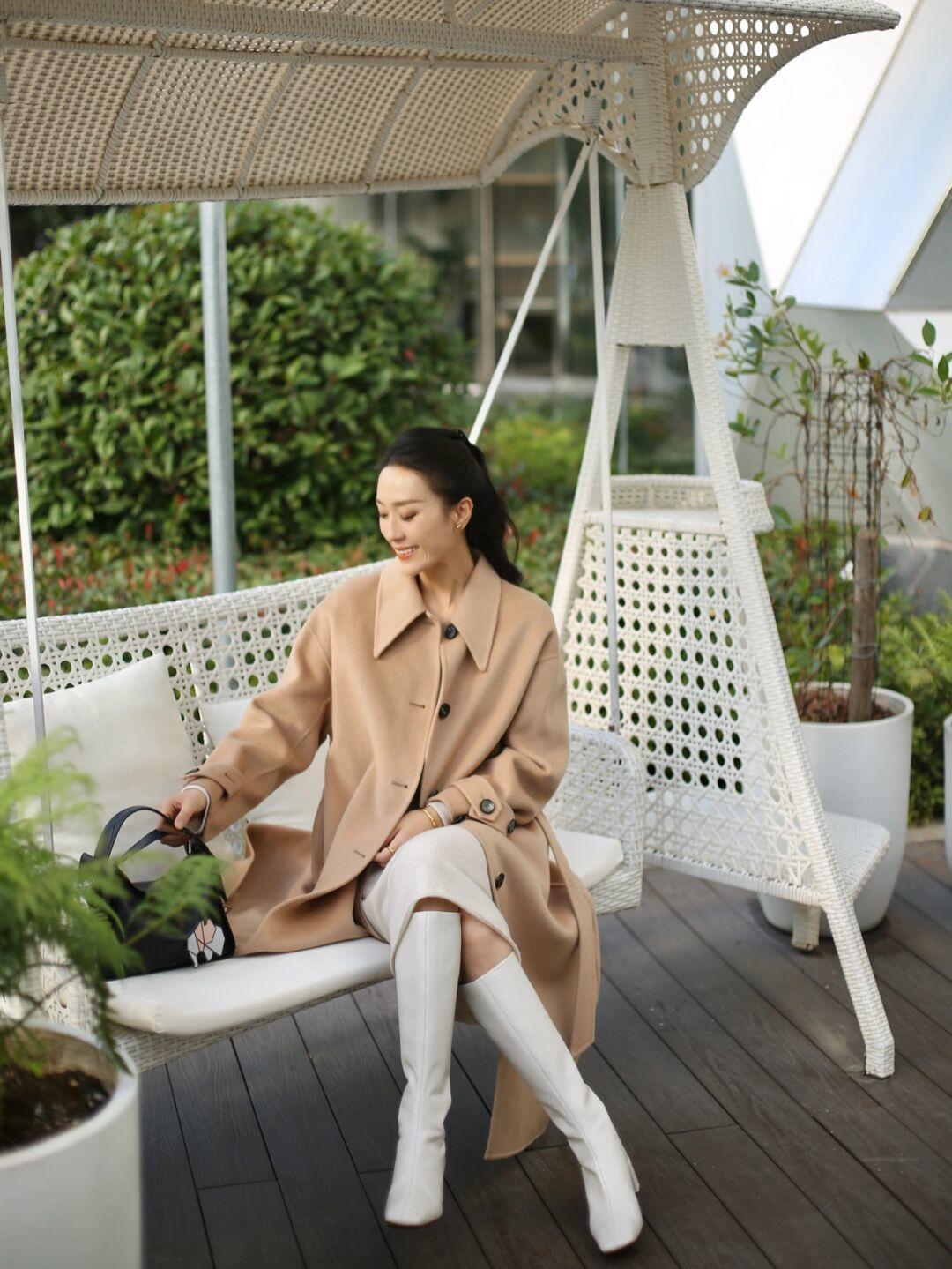 何有强 女人年过40不要刻意扮嫩,选好大衣轻松展现大女人韵味,端庄大气