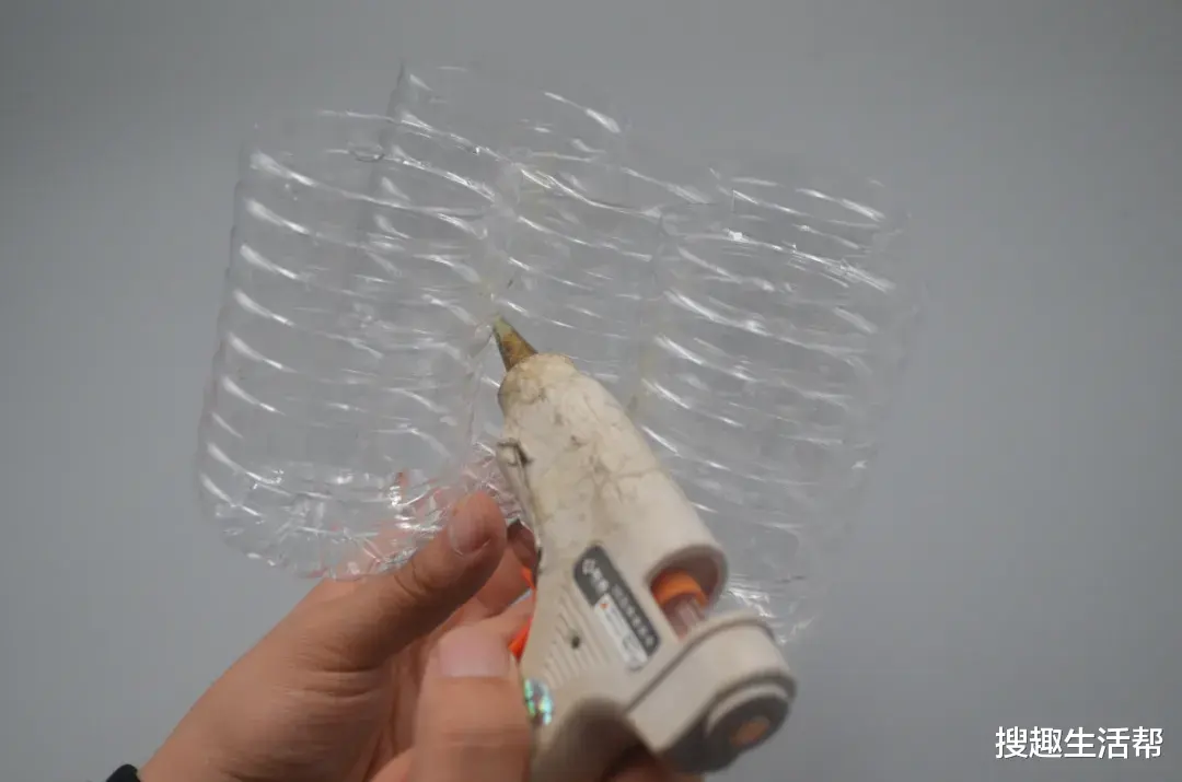 把5个塑料瓶粘贴在一起,放在厨房里太实用了,谁见了厨房都夸好