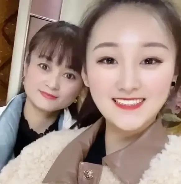 陈亚男|亚男父母为女儿撑腰，开播怼别人素质差劲，二人一唱一和特开心