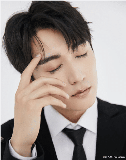 明星素颜|为美白脱腿毛,秀细腰细腿,还化烟熏大浓妆,好好做男人不好吗?