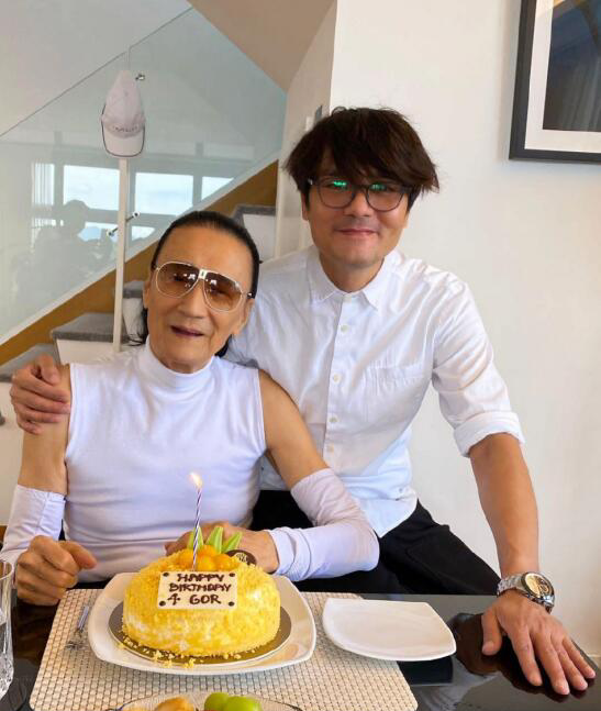 十万个家居为什么|谢贤晒出自己在香港的家，平时还自己动手做饭，哪像已经84岁的人