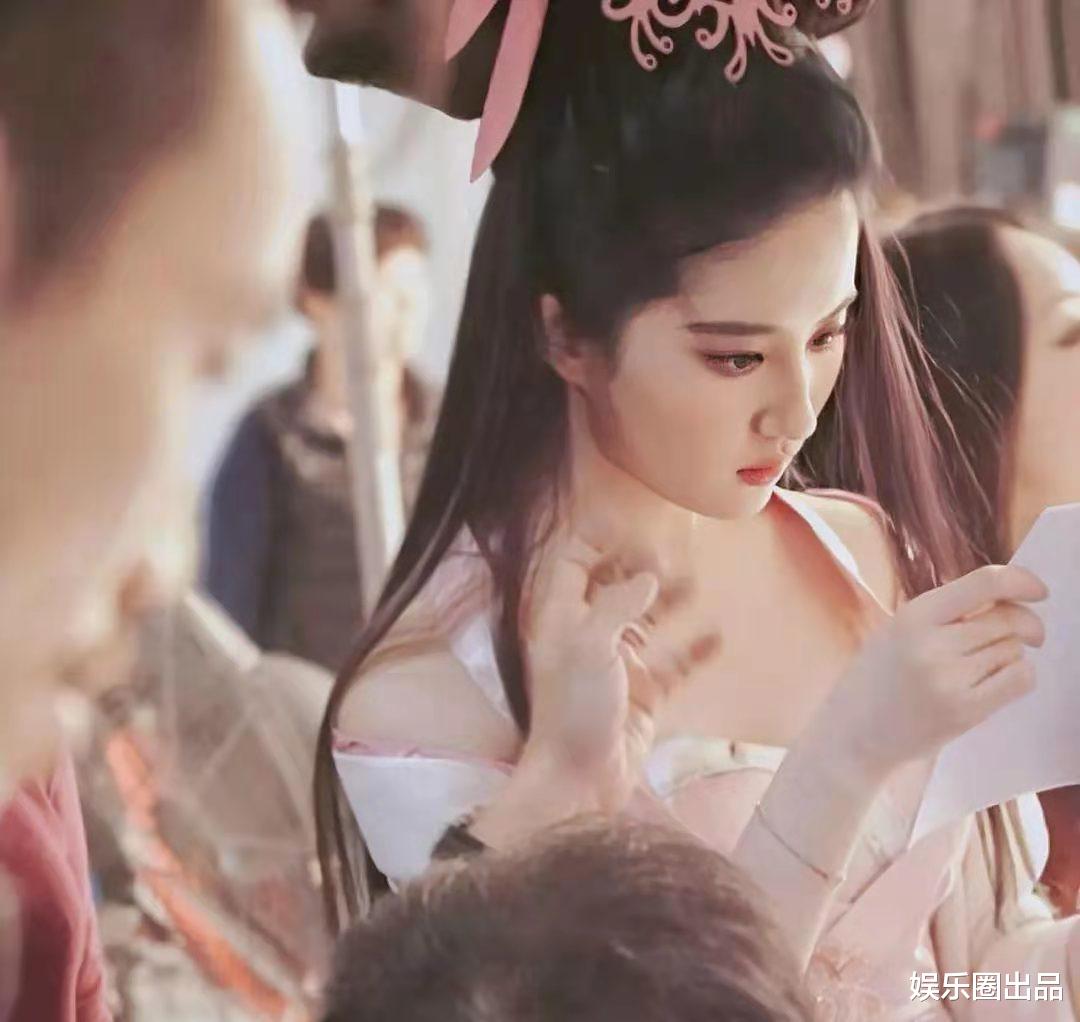 刘亦菲|刘亦菲片场拍戏被偷拍,谁留意到她的眼神,素质高低一目了然