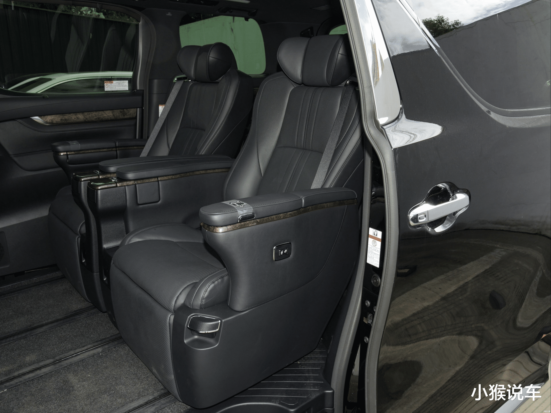 丰田埃尔法 高端商务车中的碰撞，丰田埃尔法和奔驰V级对比