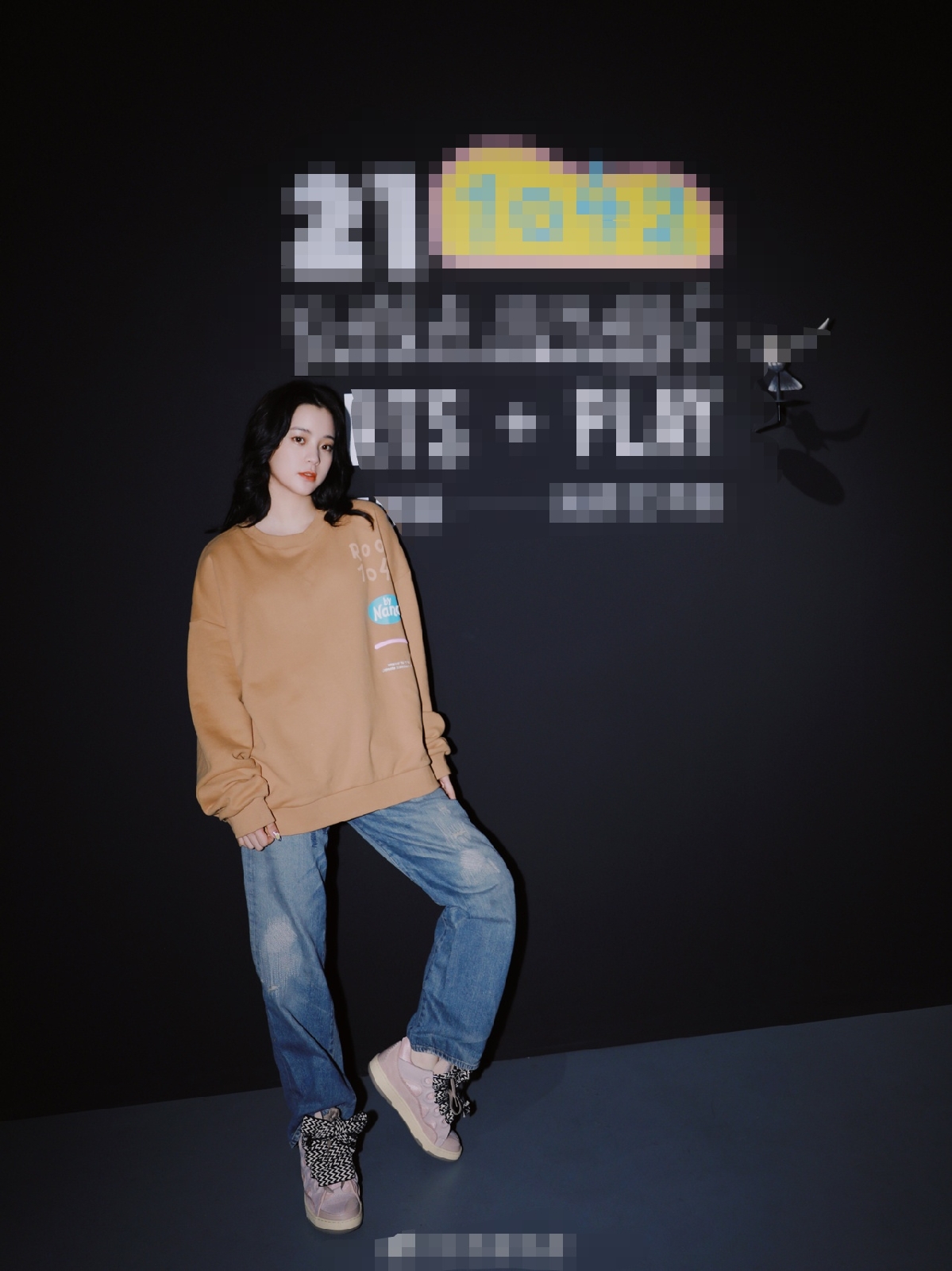 一街拍|欧阳娜娜艺术展造型,穿卫衣配牛仔裤,网友:初中生都没她嫩!