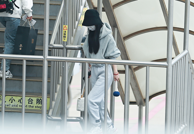 希林娜依·高|赵丽颖离婚后首现身！罕见做美甲暴露好心情，拎4万元豪包气场足