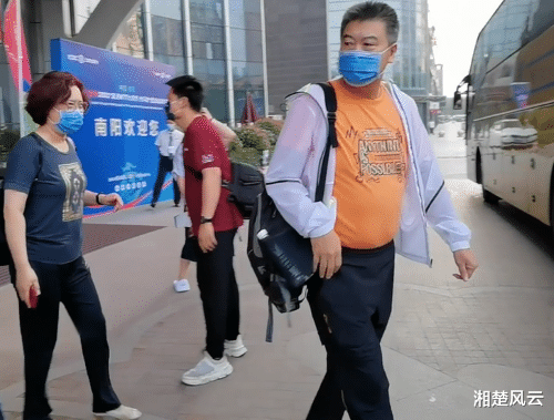 莎莎|莎莎签名忙,大蟒腿伤拐着走,大头临走请教功勋教练,国乒赴威海