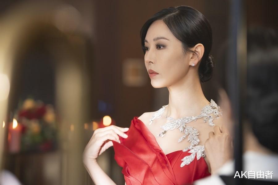 金素妍在《頂樓》第二部劇照中比以往更有魅力-圖4
