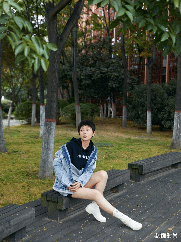 穿衣搭配 你没见过的短发闫妮，穿拼色卫衣扮下衣失踪，配牛仔夹克回青春期
