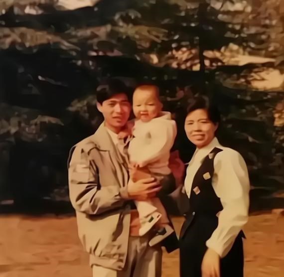 姚策|许敏晒姚策童年照片，网友：与姚威的童年不能比，两人相差太多