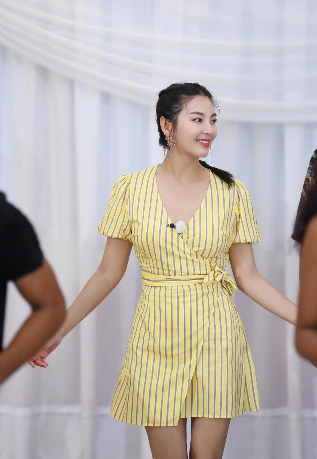 刘美华时尚 张雨绮太浪费身材了，明明很有女人味，却穿了很低调的裙子