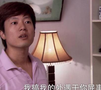 百长宁 64岁男子被离婚，小区门口喊老伴儿“毒妇”：出轨三十余年，真毒