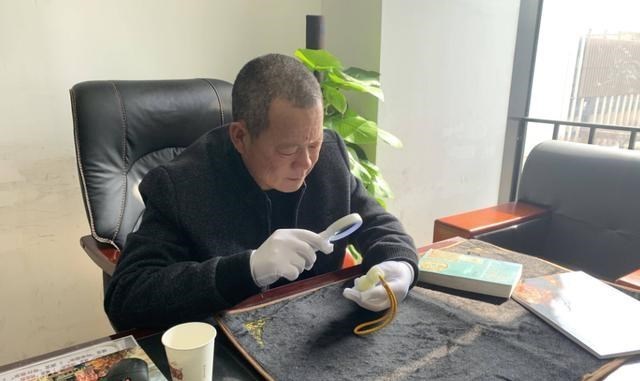 妻子偷拿丈夫雕像前去鉴定,专家看后伸手反问:你知道它是谁吗?