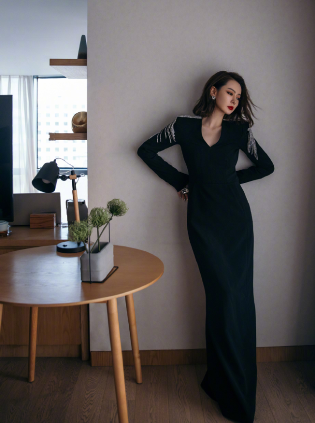 大时尚大观点|戚薇为显腿长，故意把“安全裤”露出两公分，不怕女儿跟着学？