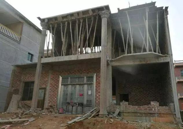 堂哥花20万盖房，盖一半没钱了，直接入住毛坯房，被全村人嘲笑！