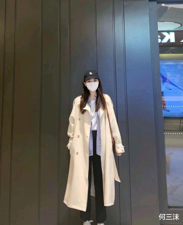 何三沫 天气越来越凉了，可以选择合适的风衣来穿，既保暖又能穿出时尚感