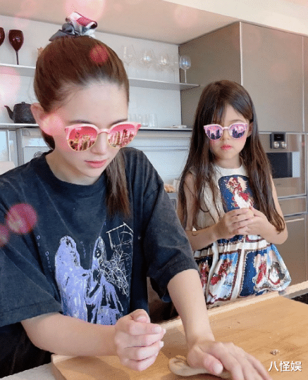 天龙八部|周杰伦晒女儿打卡照，6岁海瑟薇长发披肩暴风长高，背影像极昆凌