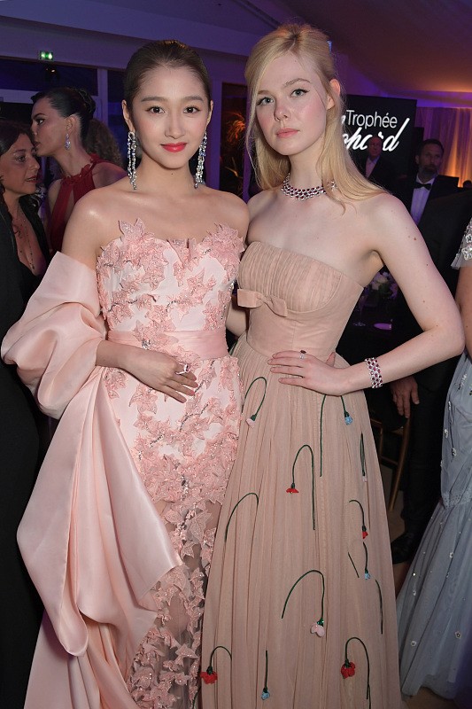 BiuVogue|关晓彤和外国明星合照,生图看着也像精修图,穿搭粉嫩却很贵气