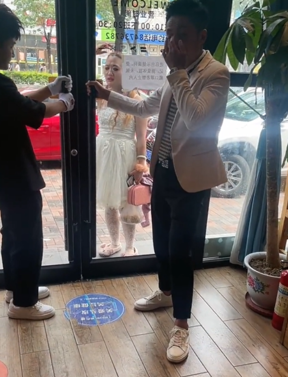 天津市 天津女子化浓妆举止怪异,痴望发廊小哥不肯走,“被情狠伤过”