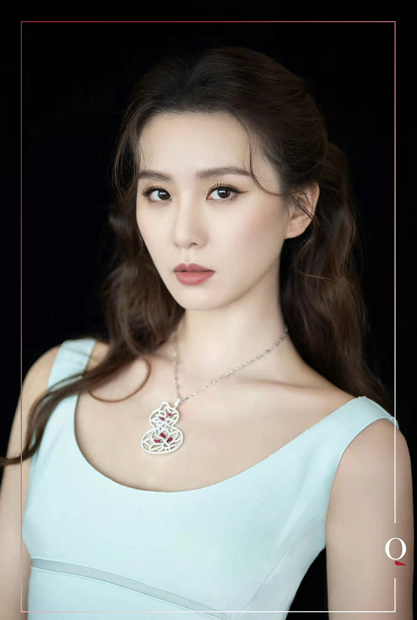 女心理师|刘诗诗风格变化太大不敢认！穿低领裙秀优越身材，天鹅颈照样突出