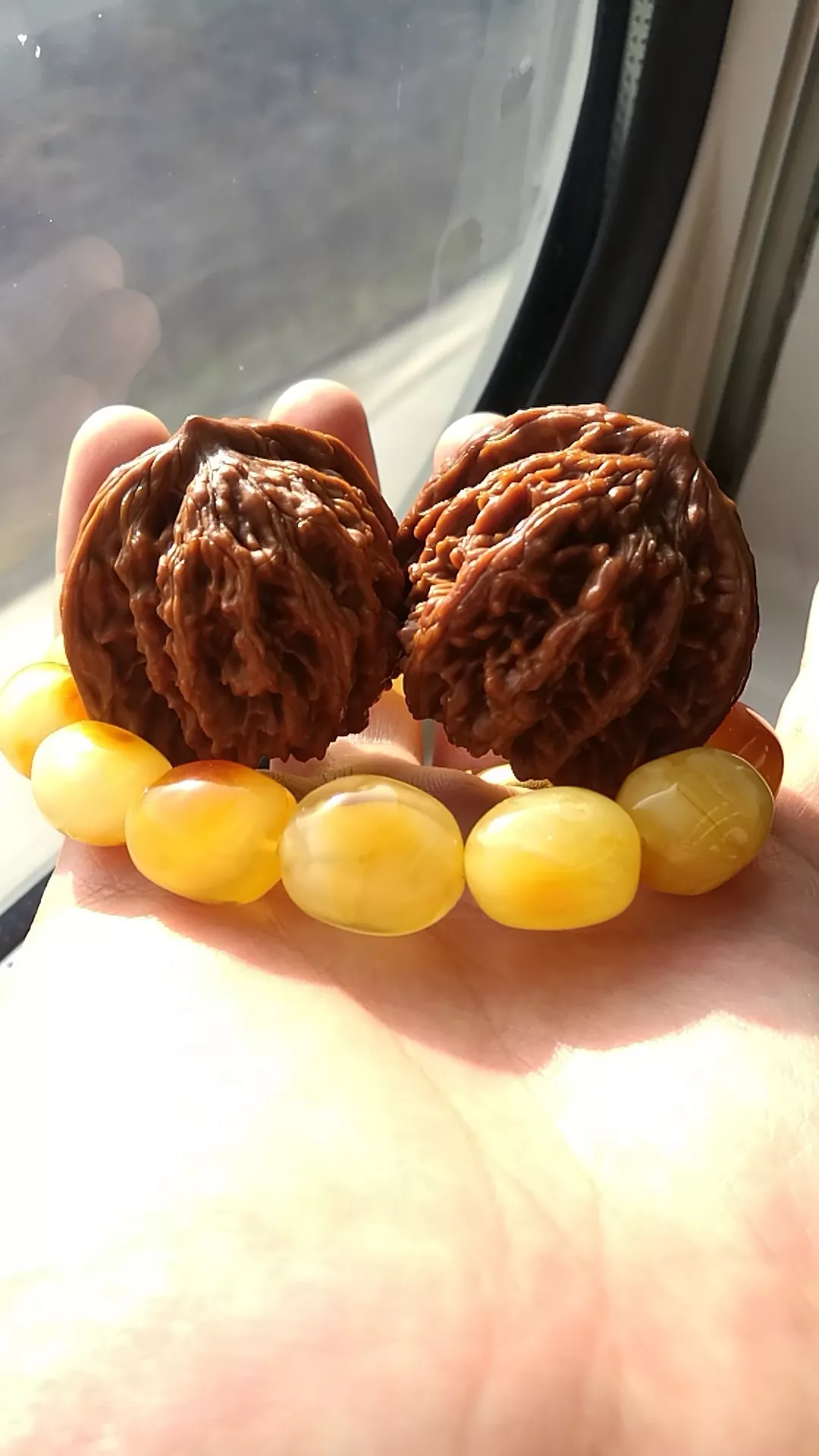 文玩|羡慕！入坑8年，如今他手上的串都已经开片了...咱们文玩人的追求啊！