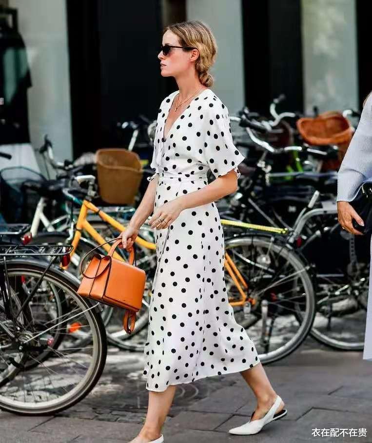衣在配不在贵|谢霆锋妈妈70岁了还很潮，穿豹纹裙大气优雅，一眼看出是不是阔太