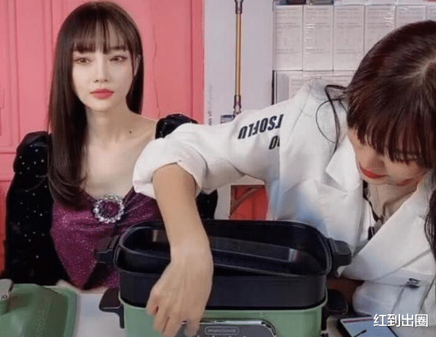 李小璐|李小璐被传和PGone复合后首现身！在家抹红唇跳辣舞，腰围绝了