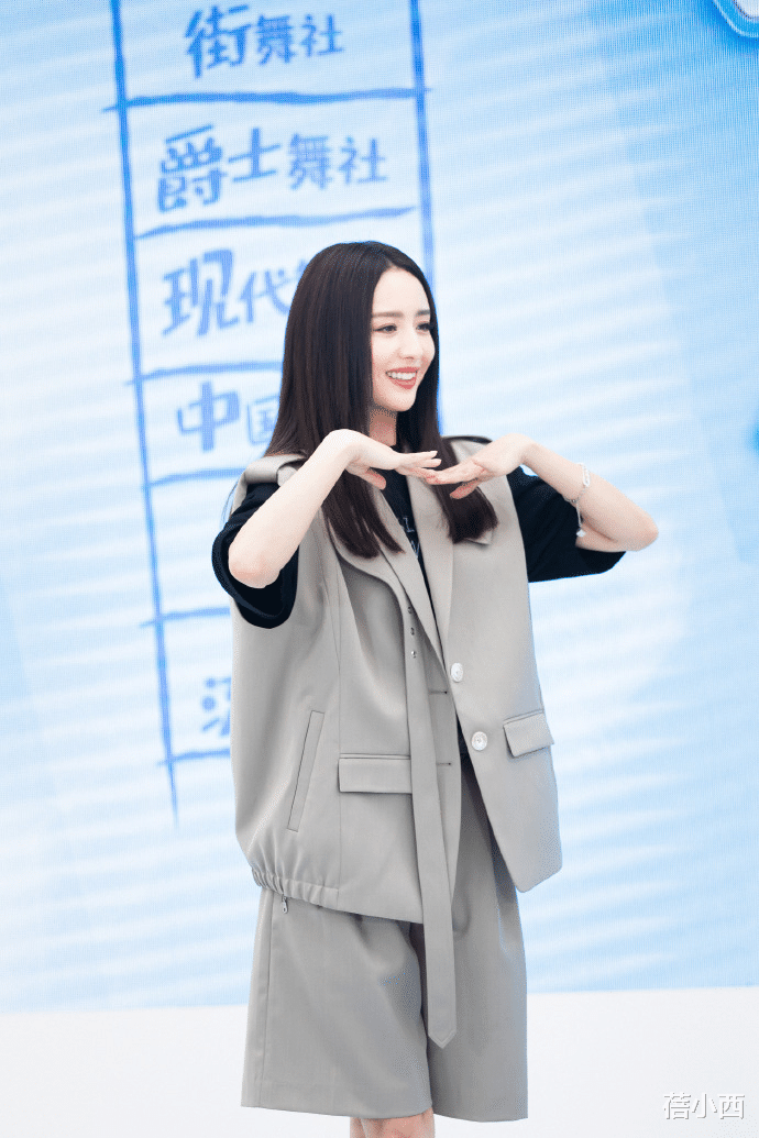 张智霖|38岁的佟丽娅真是人间尤物,穿黑色抹胸裙优雅迷人,美成全场焦点