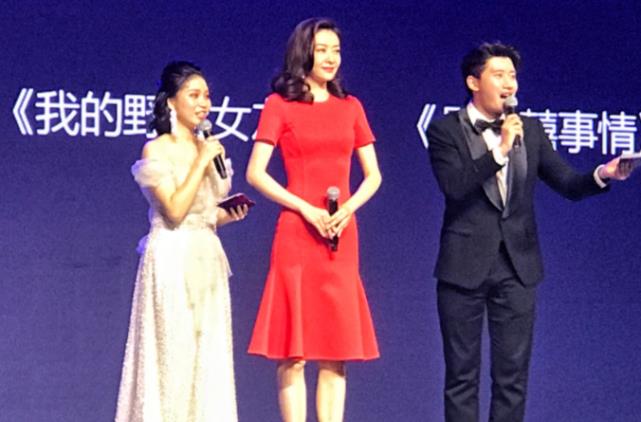 姚策|41岁熊黛林现身高端晚宴，腰臀比例突出引围观，由俩助理搀扶离场