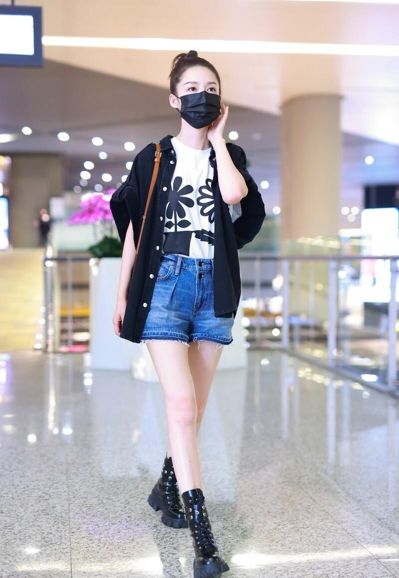 郝蕾|李沁私下里真够文艺的，穿西装戴黑框眼镜，有种“老师范儿”