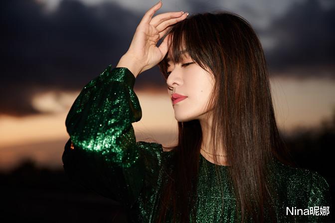 Nina昵娜 田海蓉喝下午茶,穿牛仔外套配卫衣独自喝茶好惬意,真是贵族生活