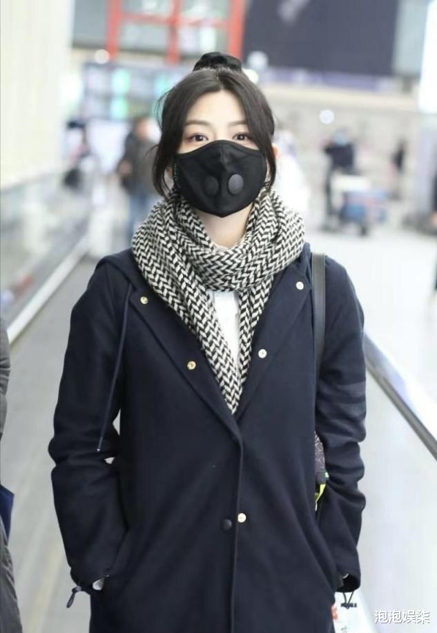 穿衣搭配 陈妍希成功“扮嫩”！扎甜美马尾辫穿学院风穿搭，浑身上下都散发着少女气息