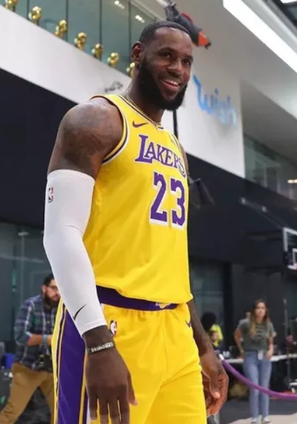 净资产|联盟里谁最有钱？詹姆斯净资产是库里的三倍，戴维斯只有8位数