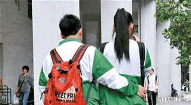 儿科医生雨滴|初中生当街做“不雅”动作,大叔看不惯当众批评,网友:干得漂亮