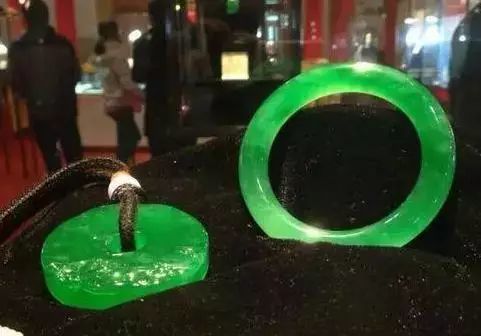 翡翠|280公斤翡翠原石,2000万手镯和吊坠被打开,放到市场中一抢而空