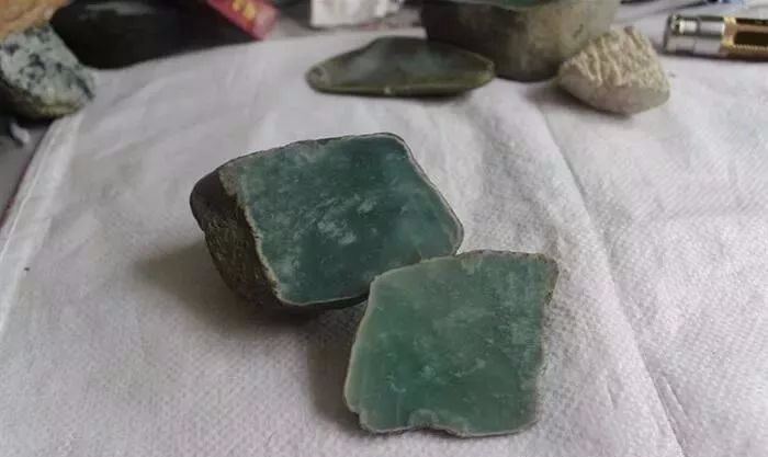 翡翠|一时兴起又买了块翡翠原石，做出来的成品连自己都叹为观止！