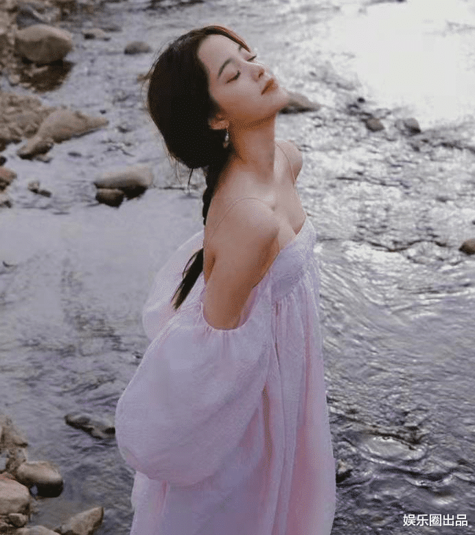 欧阳娜娜|欧阳娜娜在野外拍大片，穿露肩装扎马尾辫，摆拍随性奶萌又霸气