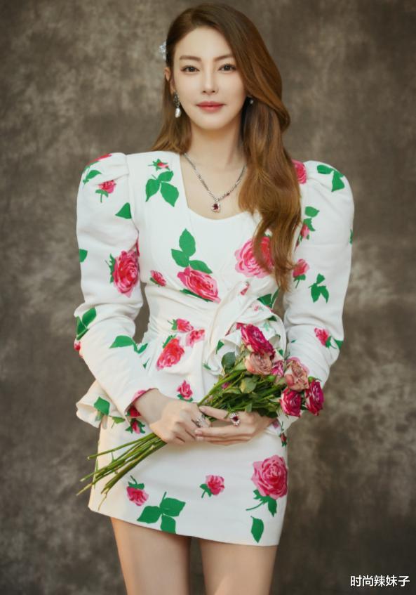 张雨绮|张雨绮穿女团热裤秀腿，成功带火“女王坐”，普通人根本模仿不了