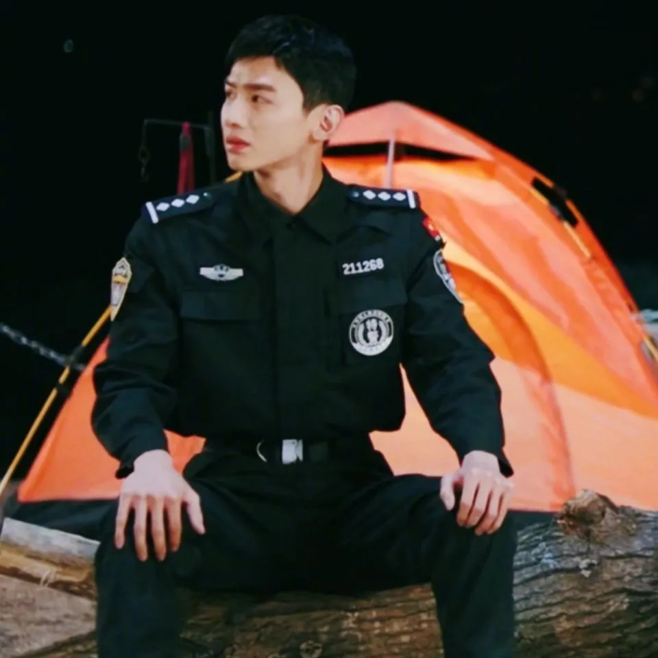 制服|白敬亭「59cm公狗腰」，陈伟霆的「鲨鱼线」，才是内娱帅哥的正确打开方式