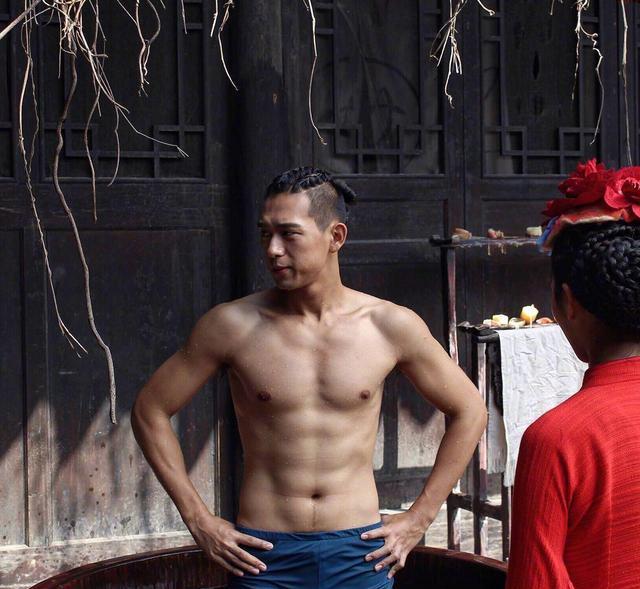 江疏影|发型多变的李现，大背头令人难忘，长发的他依旧男人味十足