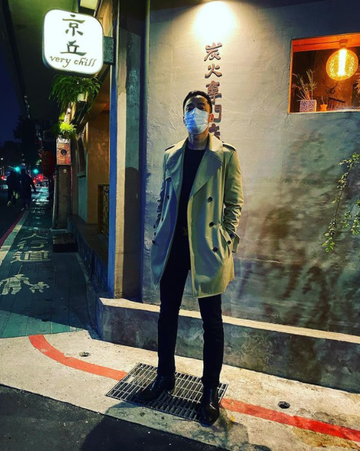 阿娇|和阿娇正式离婚半年，赖弘国七夕节携美女为爸爸庆生，贴身合影超亲密