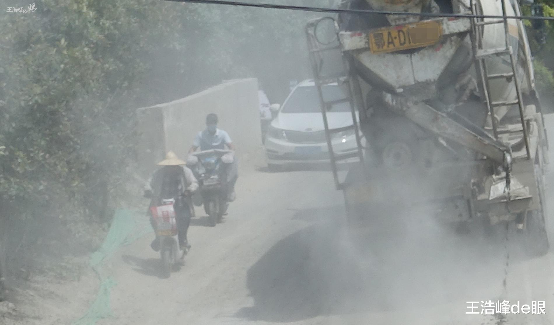 王浩峰de眼 武汉公园门口灰尘冲天 五一游客怎么游